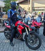 =BMW GS 800 steht abfahrbereit zur geführten Tour vom Konrad-Zuse-Hotel in Hünfeld, 07-2024