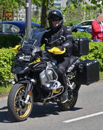 Bei schönem Wetter macht dieser Motorradfahrer mit seiner BMW R 1250 GS Maschine einen Ausflug.