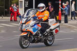 BMW Polizeimotorrad, als Begleiter eines Fahrzeugs mit Ehrengsten auf dem Weg zur Ehrentribne am Nationalfeiertag in Luxemburg.