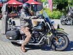 =Harley Davidson steht abfahrbereit zur geführten Tour vom Konrad-Zuse-Hotel in Hünfeld, 07-2024