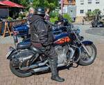 =Harley Davidson steht abfahrbereit zur geführten Tour vom Konrad-Zuse-Hotel in Hünfeld, 07-2024