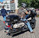 =Harley Davidson steht abfahrbereit zur geführten Tour vom Konrad-Zuse-Hotel in Hünfeld, 07-2024