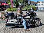 =Harley Davidson steht abfahrbereit zur geführten Tour vom Konrad-Zuse-Hotel in Hünfeld, 07-2024