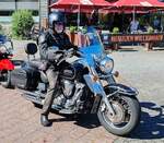 =Harley Davidson steht abfahrbereit zur geführten Tour vom Konrad-Zuse-Hotel in Hünfeld, 07-2024