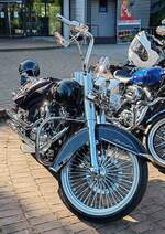 =Harley Davidson steht abfahrbereit zur geführten Tour vom Konrad-Zuse-Hotel in Hünfeld, 08-2024