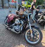 =Harley Davidson steht abfahrbereit zur geführten Tour vom Konrad-Zuse-Hotel in Hünfeld, 08-2024