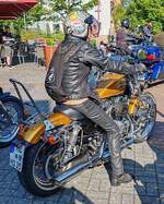 =Harley Davidson steht abfahrbereit zur geführten Tour vom Konrad-Zuse-Hotel in Hünfeld, 08-2024