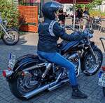 =Harley Davidson steht abfahrbereit zur geführten Tour vom Konrad-Zuse-Hotel in Hünfeld, 08-2024