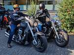 =Harley Davidson stehen abfahrbereit zur geführten Tour vom Konrad-Zuse-Hotel in Hünfeld, 08-2024