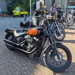 =Harley Davidson steht abfahrbereit zur geführten Tour vom Konrad-Zuse-Hotel in Hünfeld, 08-2024