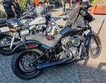 =Harley Davidson steht abfahrbereit zur geführten Tour vom Konrad-Zuse-Hotel in Hünfeld, 08-2024