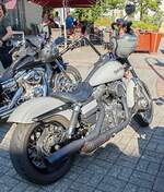 =Harley Davidson steht abfahrbereit zur geführten Tour vom Konrad-Zuse-Hotel in Hünfeld, 08-2024