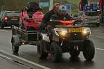 Kymco Quad mit Hänger ist zügig unterwegs.