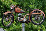 Dieses  aufgespießte  Motorrad ist an einer Bikerraststätte in Solingen zu sehen. (Juli 2024)