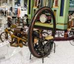 Motorrad nur mit einem Rad, also ein Einrad Motorrad. Baujahr: 1894 (Paris), Durchmesser: 1,7M. Foto: Auto und Technik Museum Sinsheim am 17.11.2012