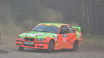 C25, BMW 323i E36, Fahrer: Herrmann Alexander und Manz Andreas, Vorauswagen, ADAC Rallye Köln Ahrweiler am 9.11.2024 im Staub und Nebel am Nürburgring