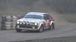 Toyota Celica 200 GT bei den Vorauswagen, viel Staub im Nebel.