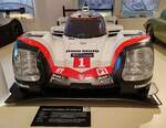 =Porsche 919 Hybrid LMP1 MOCK-UP, Bj. 2017, 2000 ccm, 900 PS, steht im Museum PROTOTYP in Hamburg, 09-2024. Der Antrieb erfolgt über einen 500 PS starken 4 Zyl.-Turbo-Benziner auf der Hinterachse. Die Vorderachse wird durch einen E-Motor mit 400 PS angetrieben.