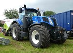 New Holland T8, steht bei der Kreistierschau des Landkreises Fulda im Juni 2016