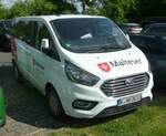 =Ford Transit der Malteser, gesehen auf dem Parkplatz der RettMobil im Mai 2022