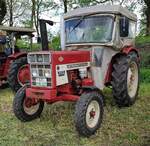 =IHC 453 steht auf dem Ausstellerparkplatz bei der Oldtimerausstellung der Traktorfreunde Wiershausen am Klostergut Hilwartshausen, 05-2023