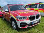 =BMW X3 als Kommandowagen 1 der Feuerwehr LANGEN steht im Mai 2024 auf dem Besucherparkplatz der RettMobil in Fulda