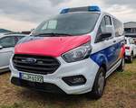 =Ford Transit Custom der JOHANNITER, gesehen auf dem Parkplatzgelände der RettMobil 2024 in Fulda