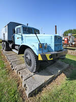 Im Bild ein KrAZ-257, die zivile Variante des ab 1967 gebauten sowjetischen Lastkraftwagens KrAZ-255. (Erdölmuseum Reinkenhagen, September 2024)