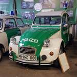 =Citroen 2 CV, in museumsgerechter Ausführung, gesehen im Polizei-Oldtimer-Museum Marburg, Oktober 2023.