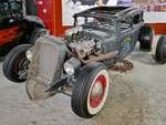 Ford Modell A (oder Modell 18, da mit V8-Emblem), als  Rat Rod  bezeichnet, in der Retro Car Show im Einkaufszentrum  Piterlend  in St.