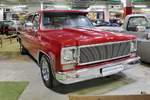 Chevrolet Suburban von 1974 in der Retro Car Show im Einkaufszentrum  Piterlend  in St.