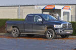 Dodge Ram 1500, stand an einer Tankstelle.