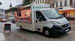 =Fiat Ducato von KANINCHEN SIMON steht auf dem Marktplatz von Plauen, 12-2024