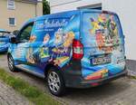 =Ford Tourneo Courier vom INSEL-WERBESTUDIO steht im Juni 2024 in Sassnitz