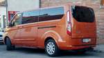 Ford Tourneo Custom in orange. Foto: September, 2019 in Pécs (Ungarn).