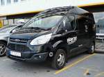 =Ford Transit von VAGAN-TAXI steht im Hafengebiet von Svolver im August 2017