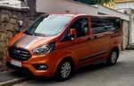 2018-er Ford Transit Custom in Orange fotografiert in Mai, 2020