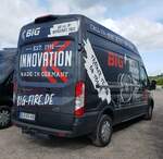 =Ford Transit der Firma BIG FIRE, gesehen auf dem Parkplatz der Rettmobil 2022, 05-2022