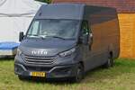 Iveco Daily, aufgenommen an einem Feldrand.