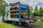 =MB Sprinter des Gartenbaubetriebes KÜMMEL steht anl. Bepflanzungsarbeiten auf dem Friedhof von Petersberg-Marbach, 07-2024