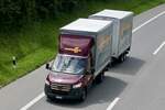 Ein Sprinter Lieferwagen von Galliker der am 28.6.24 auf der A8 in Matten b. Interlaken unterwegs ist.