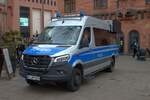 Polizei Frankfurt Mercedes Benz Sprinter Lautsprecherwagen mit LED Anzeige am 15.02.25 in der Innenstadt