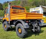 =Unimog rollt über das Ausstellungsgelände bei der Oldtimerveranstaltung in Frankenberg/Eder. Mai 2024