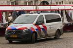 Mercedes Benz Vito, der niederländischen Polizei, stand neben dem Markt am Marktplatz in Maastricht. 02.2025