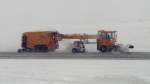 Mehrere Schneeräumer fahren im  Formationsflug  zur Pistenreinigung über die Startbahn am Flughafen Helsinki-Vantaa, 4.3.13