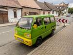 Diesen farbigen Suzuki Carry (Bj.: 1994) habe ich in 06.2022 fotografiert.