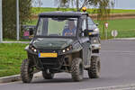 Quad Corvus Terrain DX4, mit Kabinen, gesehen auf einer Landstraße. 10.2024