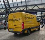 VW Crafter von PROSEGUR steht am Hbf in Hamburg, 09-2024