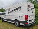 =VW Crafter von HOLZBRECHER-Automobile, gesehen auf dem Parkplatzgelände der RettMobil 2024 in Fulda