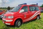 =VW T5 als Kommandowagen der Feuerwehr REDLITZ, gesehen im Mai 2024 auf dem Besucherparkplatz der RettMobil